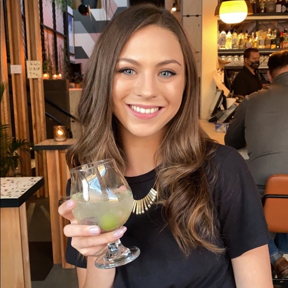 Meet Your Posher, Olivia🌻🎀💄 - Picture 1 of 4